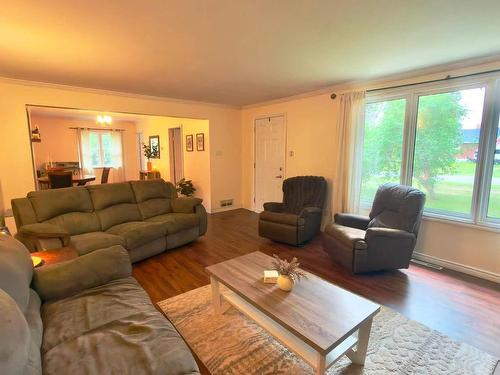 64 Maple Street, Thunder Bay, ON - Indoor Photo Showing Living Room
