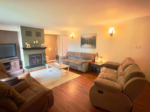 64 Maple Street, Thunder Bay, ON - Indoor Photo Showing Living Room With Fireplace