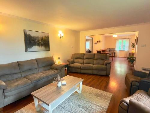64 Maple Street, Thunder Bay, ON - Indoor Photo Showing Living Room