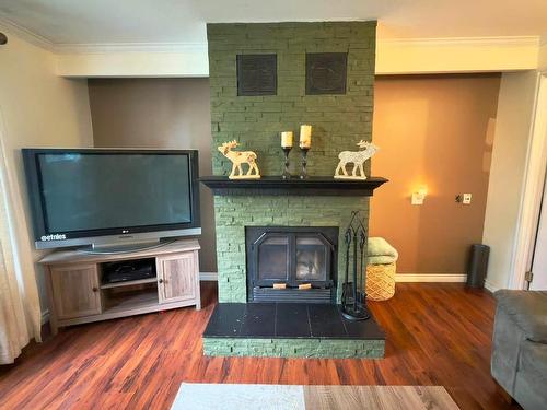 64 Maple Street, Thunder Bay, ON - Indoor Photo Showing Living Room With Fireplace