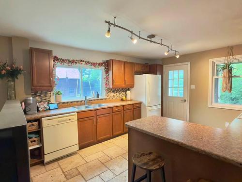 64 Maple Street, Thunder Bay, ON - Indoor Photo Showing Kitchen