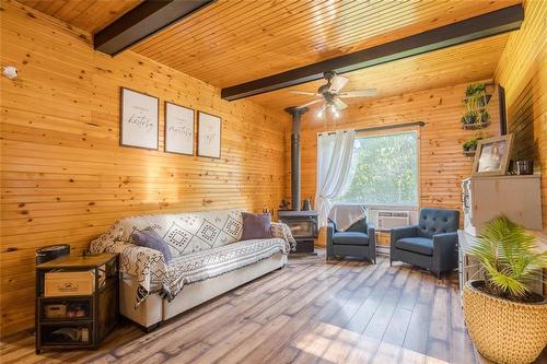 24 Wall Street, Zhoda, MB - Indoor