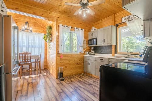 24 Wall Street, Zhoda, MB - Indoor