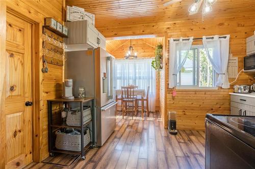 24 Wall Street, Zhoda, MB - Indoor