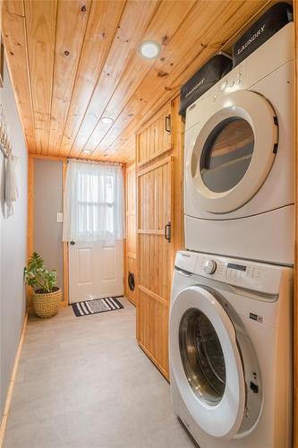 24 Wall Street, Zhoda, MB - Indoor Photo Showing Laundry Room