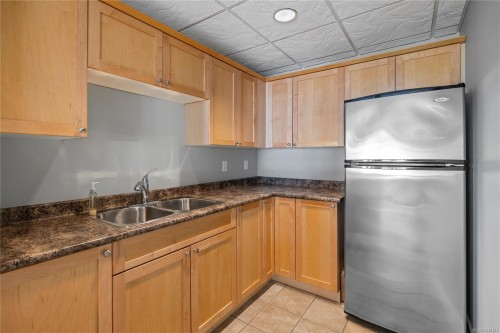 #308-1620 Townsite Rd, Nanaimo, BC - Indoor Photo Showing Kitchen With Double Sink