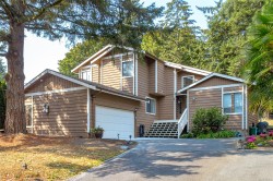 7318 Veyaness Rd Central Saanich, BC V8M 1M3