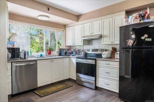 3315 Hammond Bay Rd, Nanaimo, BC - Indoor Photo Showing Kitchen