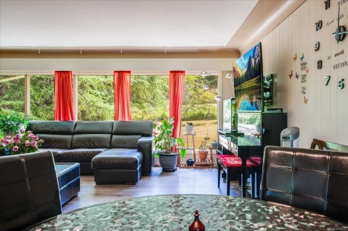 3315 Hammond Bay Rd, Nanaimo, BC - Indoor Photo Showing Living Room