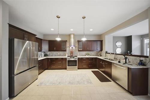71 Charlottetown Rd, Winnipeg, MB - Indoor Photo Showing Kitchen With Double Sink With Upgraded Kitchen