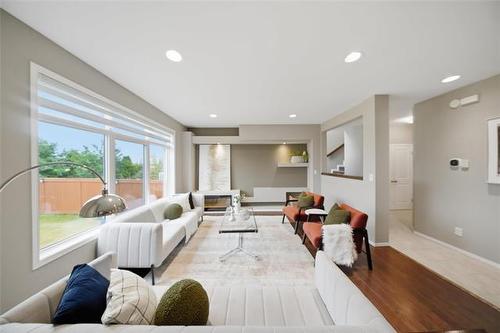 71 Charlottetown Rd, Winnipeg, MB - Indoor Photo Showing Living Room