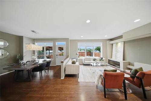 71 Charlottetown Rd, Winnipeg, MB - Indoor Photo Showing Living Room