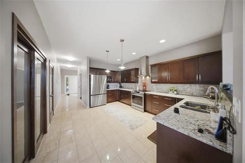 71 Charlottetown Rd, Winnipeg, MB - Indoor Photo Showing Kitchen With Double Sink With Upgraded Kitchen