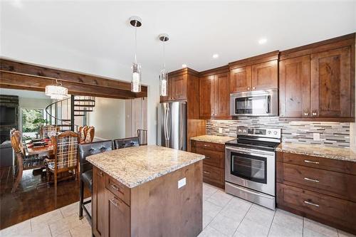 247 Augusta Dr, Winnipeg, MB - Indoor Photo Showing Kitchen With Upgraded Kitchen