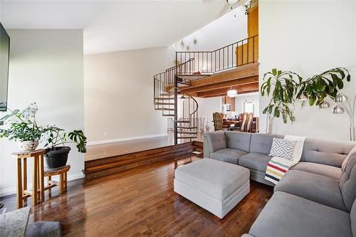 247 Augusta Dr, Winnipeg, MB - Indoor Photo Showing Living Room