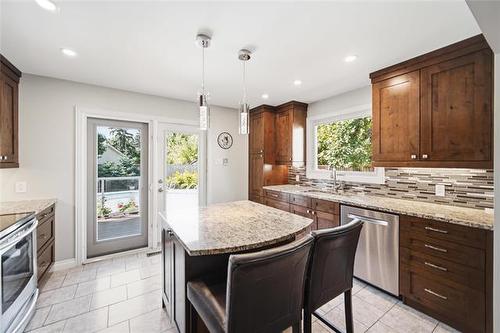 247 Augusta Dr, Winnipeg, MB - Indoor Photo Showing Kitchen With Upgraded Kitchen