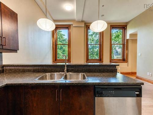 101 5355 Russell, Halifax Peninsula, NS - Indoor Photo Showing Kitchen With Double Sink