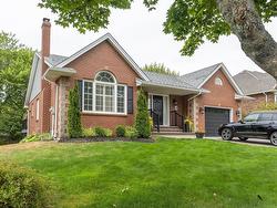 8 stockleigh Place  Clayton Park, NS B3M 4K4