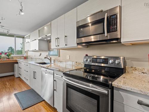 502 990 Mclean Street, Halifax, NS - Indoor Photo Showing Kitchen
