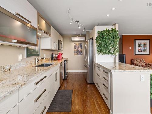 502 990 Mclean Street, Halifax, NS - Indoor Photo Showing Kitchen With Upgraded Kitchen