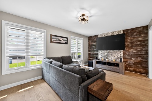 Salon - 79 Rue Radisson, Pincourt, QC - Indoor Photo Showing Living Room With Fireplace