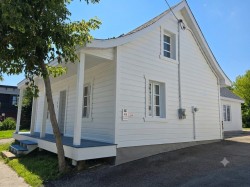 104 Rue St-Louis  Saint-Eustache, QC J7R 1X7