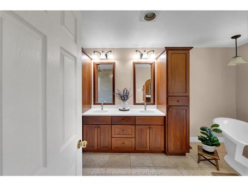 27 Cramar Crescent, Chatham, ON - Indoor Photo Showing Bathroom