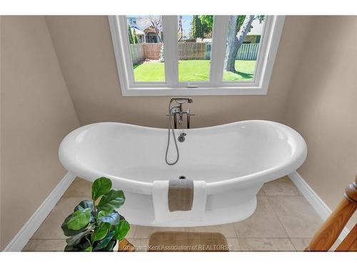 27 Cramar Crescent, Chatham, ON - Indoor Photo Showing Bathroom