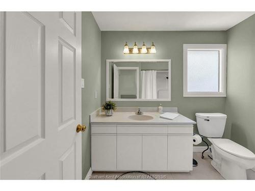 27 Cramar Crescent, Chatham, ON - Indoor Photo Showing Bathroom