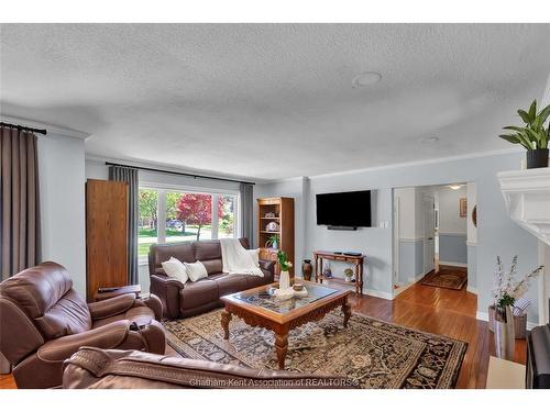 27 Cramar Crescent, Chatham, ON - Indoor Photo Showing Living Room