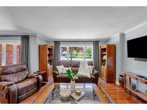 27 Cramar Crescent, Chatham, ON - Indoor Photo Showing Living Room