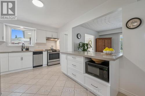 32 Warwick Court, Kitchener, ON - Indoor Photo Showing Kitchen With Upgraded Kitchen