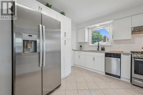 32 Warwick Court, Kitchener, ON - Indoor Photo Showing Kitchen