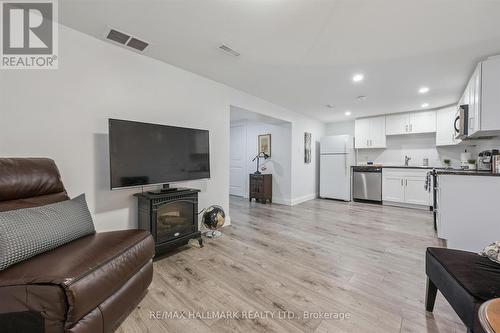 32 Warwick Court, Kitchener, ON - Indoor