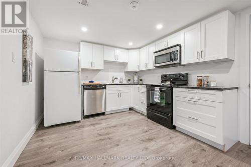 32 Warwick Court, Kitchener, ON - Indoor Photo Showing Kitchen