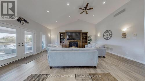 1065 20Th Side Road, King, ON - Indoor Photo Showing Living Room