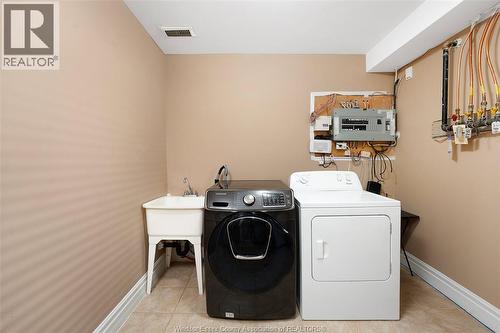 4553 Osaka Circle, Windsor, ON - Indoor Photo Showing Laundry Room