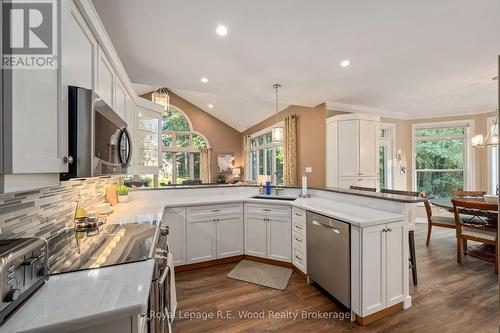 7335 Pack Road, London South (South V), ON - Indoor Photo Showing Kitchen With Upgraded Kitchen