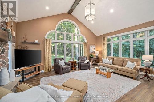 7335 Pack Road, London South (South V), ON - Indoor Photo Showing Living Room