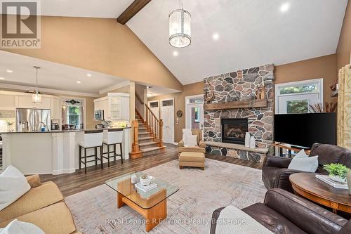 7335 Pack Road, London South (South V), ON - Indoor Photo Showing Living Room With Fireplace