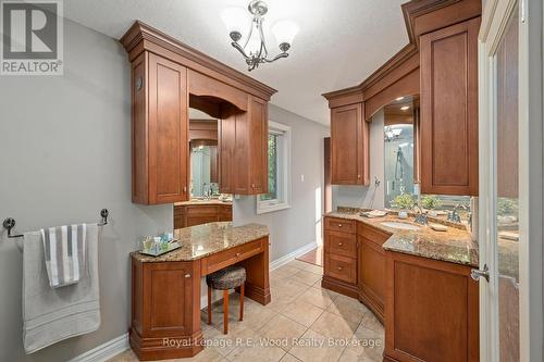 7335 Pack Road, London South (South V), ON - Indoor Photo Showing Bathroom