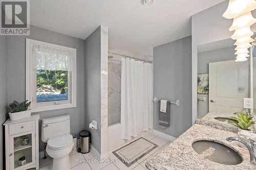 7335 Pack Road, London South (South V), ON - Indoor Photo Showing Bathroom