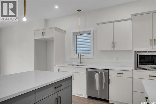 207 Amisk Way, Saskatoon, SK - Indoor Photo Showing Kitchen