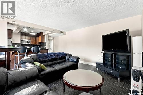205 320 5Th Avenue N, Saskatoon, SK - Indoor Photo Showing Living Room