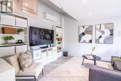 60 Springfair Avenue, Aurora, ON - Indoor Photo Showing Living Room