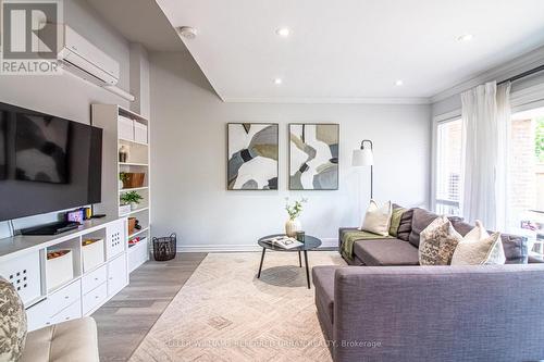 60 Springfair Avenue, Aurora, ON - Indoor Photo Showing Living Room