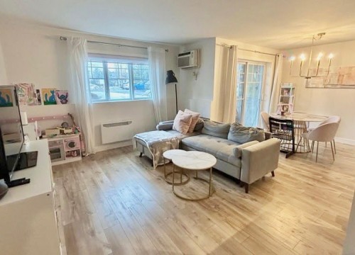 Salon - 2-8565 Place Du Charpentier, Mirabel, QC - Indoor Photo Showing Living Room