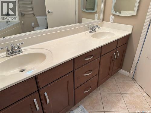 205 75 Souris Avenue, Weyburn, SK - Indoor Photo Showing Bathroom