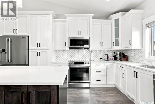 670 Fast Crescent, Saskatoon, SK - Indoor Photo Showing Kitchen With Upgraded Kitchen