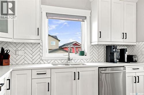670 Fast Crescent, Saskatoon, SK - Indoor Photo Showing Kitchen